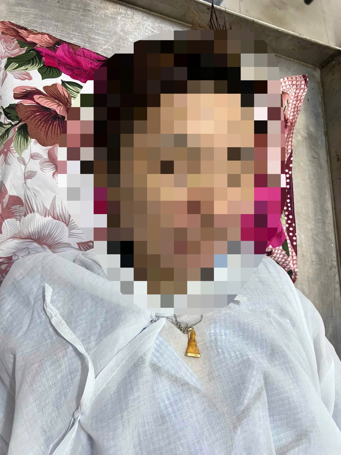 Trên cổ thi thể nữ giới có đeo một sợi dây chuyền màu trắng có mặt hình Phật Quan Âm màu vàng.