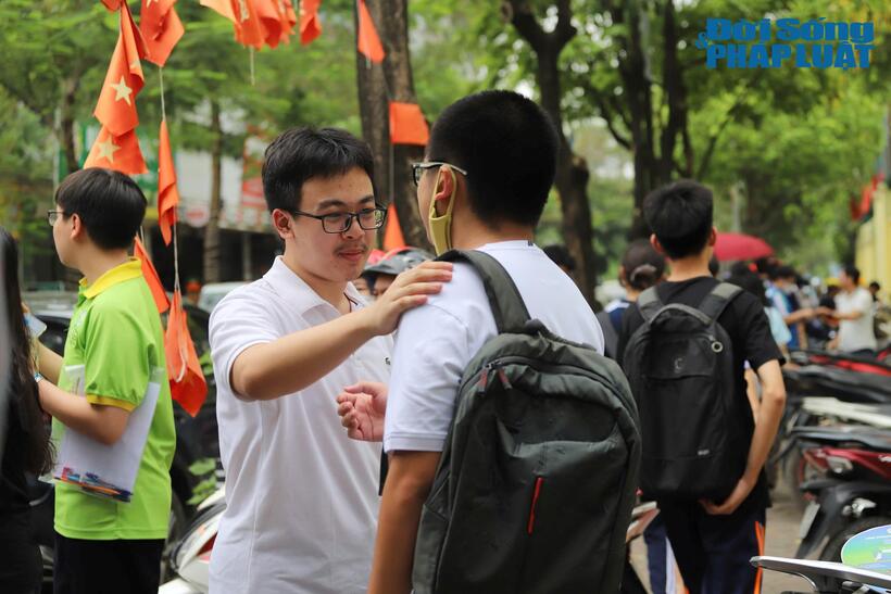 Các sĩ tử động viên nhau sau kết thúc môn thi đầu tiên
