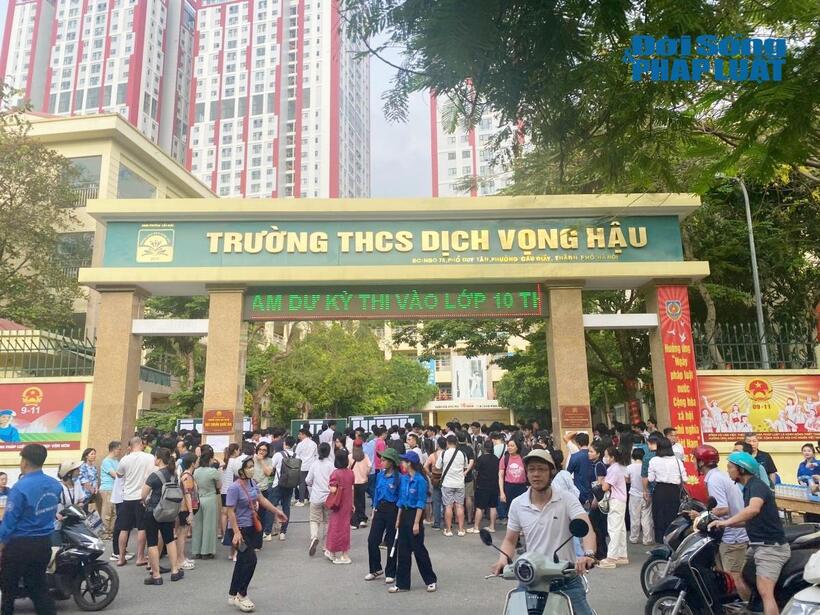 Khá đông phụ huynh có mặt tại điểm thi trường THCS Dịch Vọng Hậu