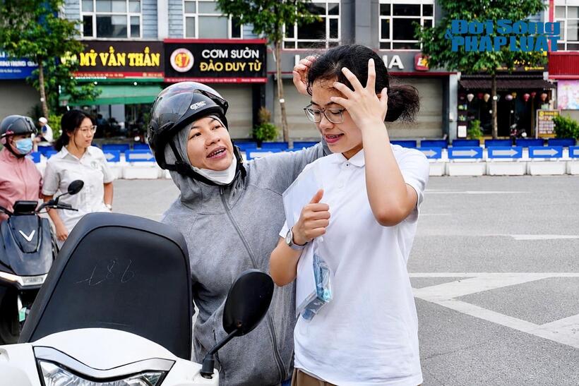 Phụ huynh động viên con em trước khi bước vào phòng thi