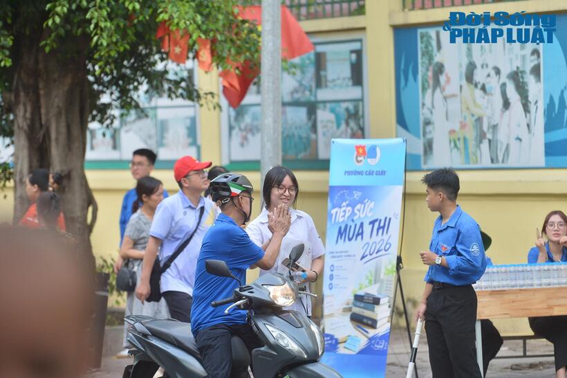 Phụ huynh động viên con trong ngày thi môn đầu tiên