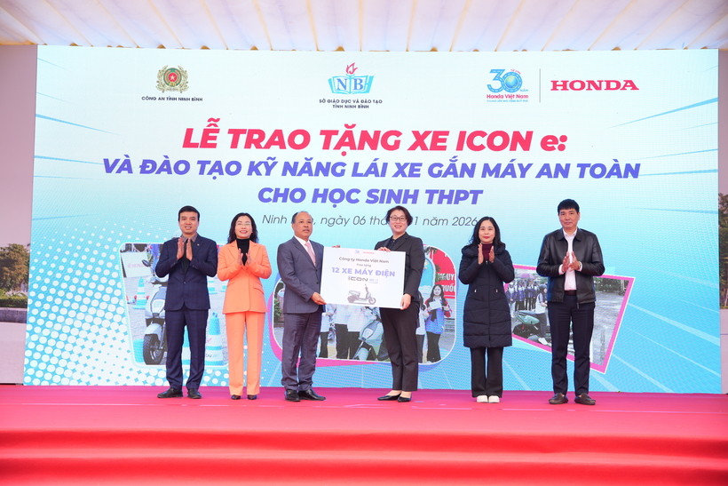 Trao tặng xe gắn máy điện Honda ICON e_ cho các trường THPT.