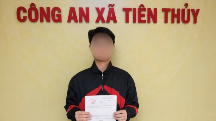 Thanh niên ở Vĩnh Long bị phạt vì sàm sỡ, quấy rối bé gái trên đường. (Ảnh: Công an xã Tiên Thủy)