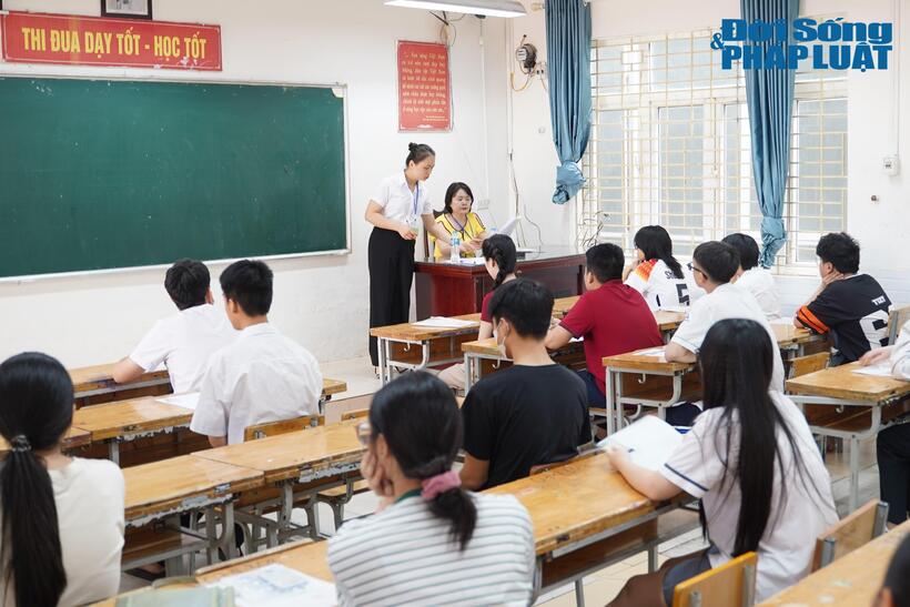 Thí sinh trong buổi làm thủ tục dự thi vào lớp 10 THPT năm 2026 ở Hà Nội. Ảnh: Lê Liên