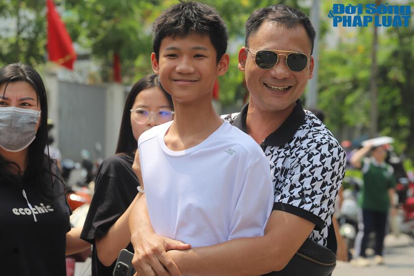 Anh Trung động viên con sau 2 ngày thi 10