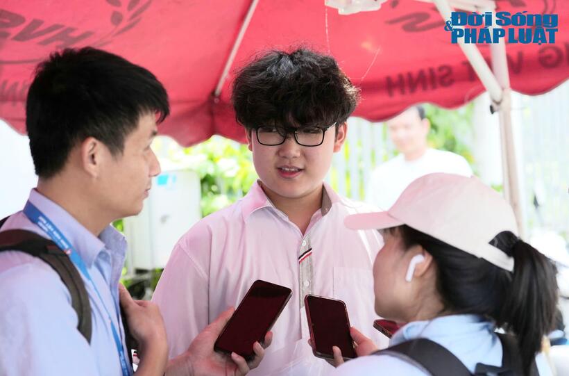 Hoài Nam trả lời phỏng vấn của PV ĐS&PL