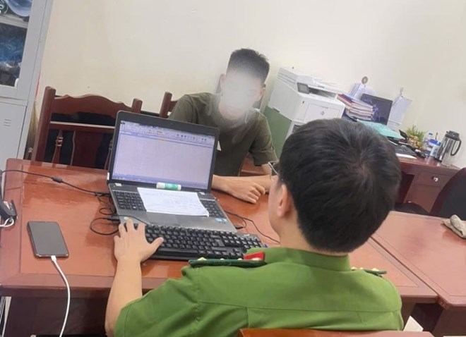 Cán bộ Công an xã làm việc với đối tượng trong vụ án. Ảnh: Công an Hưng Yên