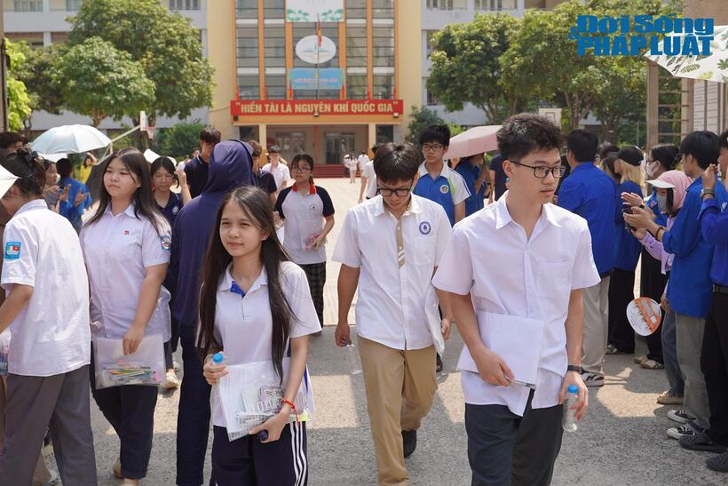 10h, ngày 31/5, tiếng trống kết thúc môn thi cuối cùng – môn Toán trong kỳ thi tuyển sinh vào lớp 10 tại Hà Nội vang lên.