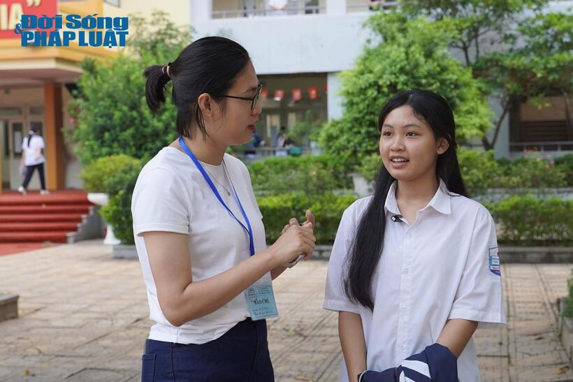 PV ĐS&PL tác nghiệp tại điểm thi trường THCS Mỗ Lao. Ảnh: Nguyễn Lâm