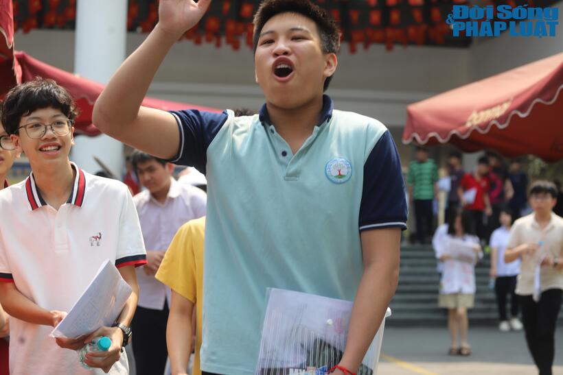 Vừa bước ra phòng thi,Lê Gia Khoa (Học sinh trường THCS Thanh Xuân Trung) thậm chí còn tự tin tuyên bố mình có khả năng trở thành "Thủ khoa" của điểm thi. Với gương mặt rạng rỡ, Khoa cho biết: "Em tự tin mình được ít nhất 9 điểm Toán. Với em, đề này không quá khó vì ở trường em đã được ôn tập những dạng bài nặng đô hơn nhiều. Em không thấy phần nào đánh đố cả". Được biết, nguyện vọng của Khoa là vào trường THPT Hoàng Văn Thụ và Lương Thế Vinh.