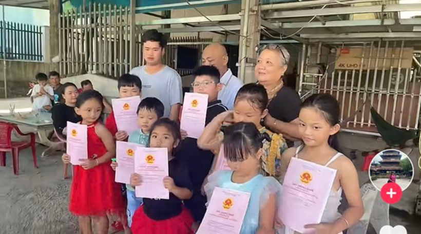 Bà Kiều chia sổ đỏ cho các cháu. Ảnh: Thanh niên