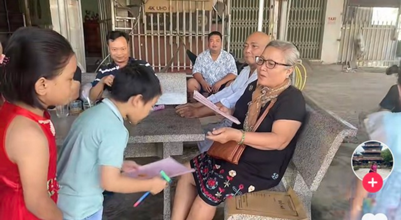 Các cháu lễ phép nhận quà từ bà. Ảnh: Thanh niên