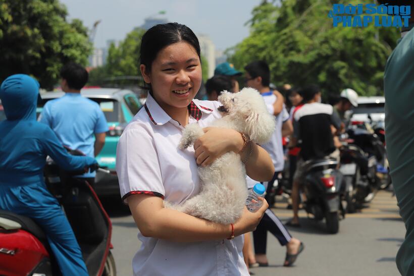 Bảo Trang được mẹ bế cún yêu đến chúc mừng sau khi hoàn thành môn thi cuối cùng