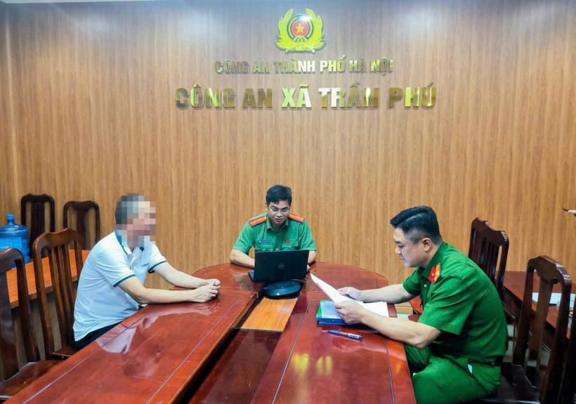 Ông N.H.Đ làm việc với cơ quan chức năng. Ảnh: Công an Hà Nội