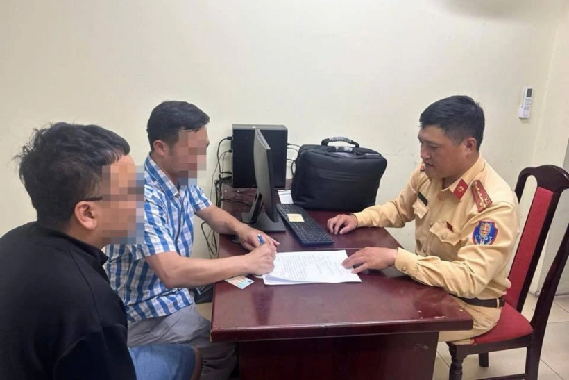 Anh K.C.T. và tài xế L.T.G. tại cơ quan công an. Ảnh: Dân Trí.