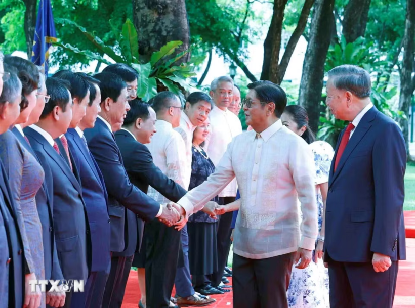 Tổng Bí thư, Chủ tịch nước Tô Lâm giới thiệu với Tổng thống Philippines Ferdinand Romualdez Marcos Jr. và Phu nhân thành viên đoàn cấp cao Việt Nam dự Lễ đón - Ảnh: TTXVN