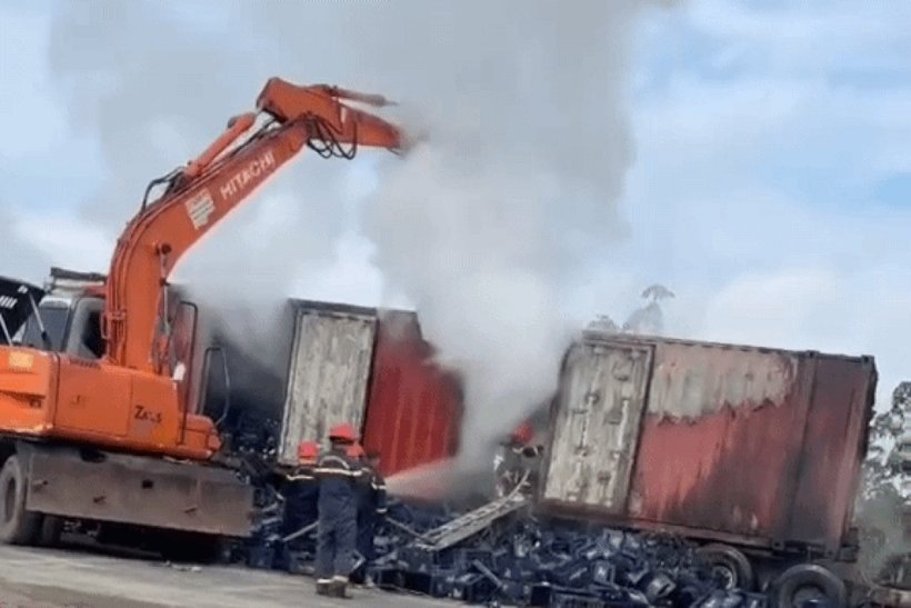 Xe container chở két vỏ chai bia bị cháy (Ảnh: Cắt từ clip).