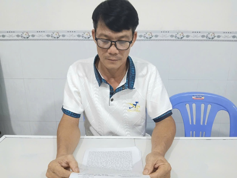 Ông Trần Văn Tâm đọc quyết định đình chỉ điều tra của Công an tỉnh Cà Mau - Ảnh: VGP/LS