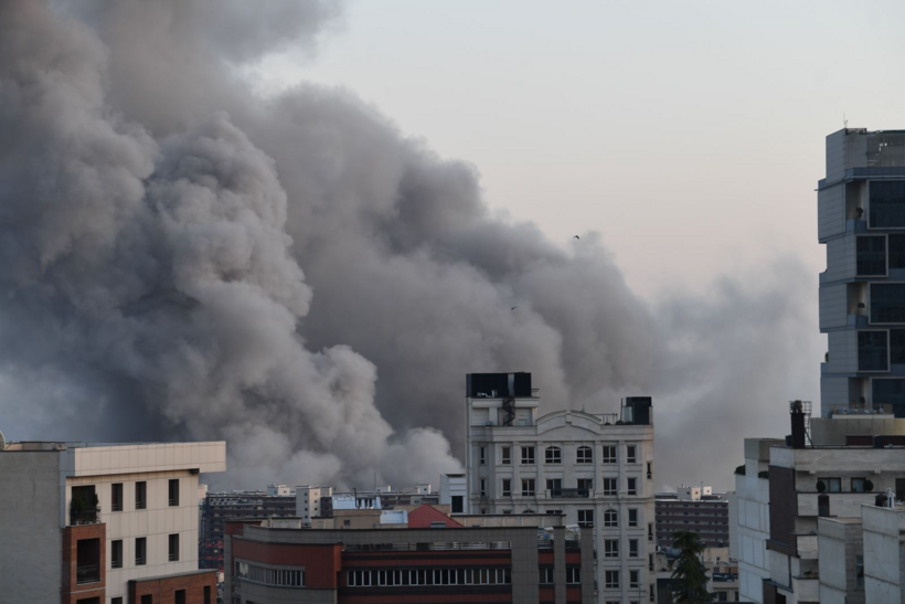 Khói lửa bốc lên trong một vụ nổ sau đợt không kích nhằm vào Tehran, Iran ngày 6/3/2026. Ảnh: THX/TTXVN