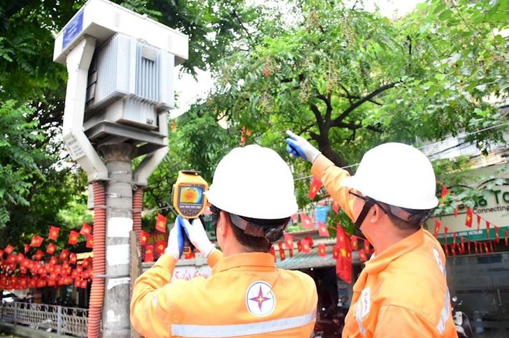 Công nhân vận hành trong điều kiện nắng nóng - Ảnh: EVNHANOI