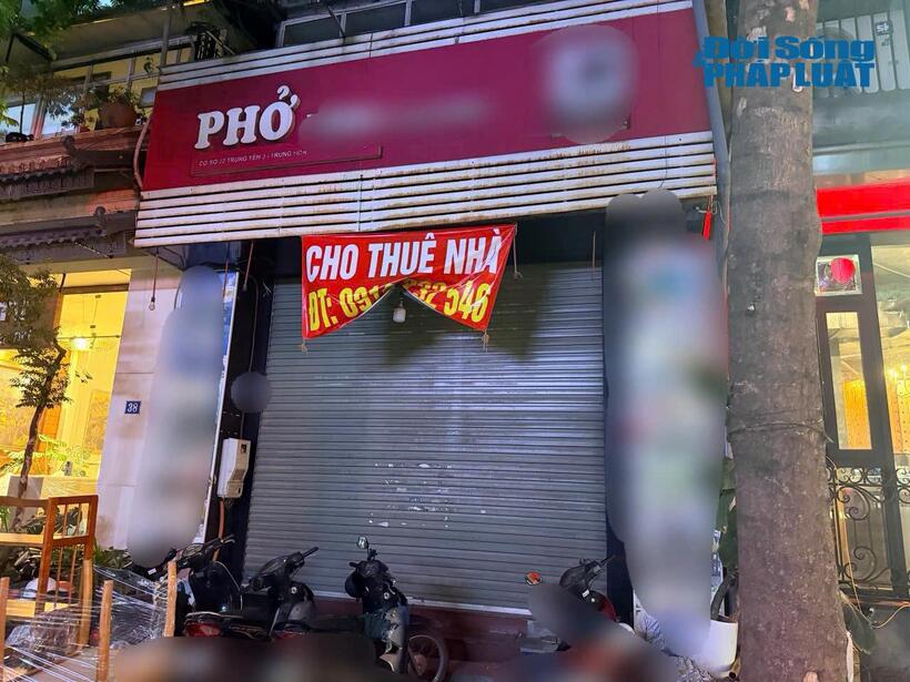 Mặt bằng kinh doanh đóng cửa, cửa cuốn phủ bụi trên một tuyến phố từng sầm uất. Ảnh chụp ngày: 29/5/2026.