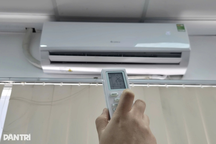 Người dân nên bật điều hòa từ 26 độ C trở lên kết hợp với quạt để tăng hiệu quả làm mát (Ảnh: Khổng Chiêm).