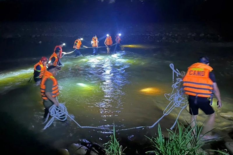 Lực lượng chức năng tìm kiếm nạn nhân. Ảnh: Lao động