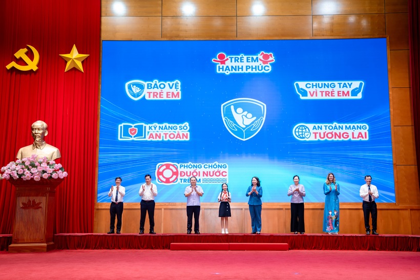Các đại biểu thực hiện nghi thức phát động Tháng hành động vì trẻ em Việt Nam năm 2026 (Ảnh: VN).