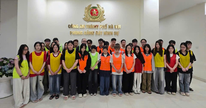 Nhóm đối tượng tại cơ quan công an.
