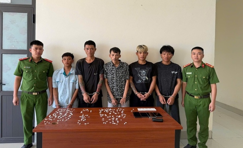 Các đối tượng và tang vật liên quan. Ảnh Công an tỉnh Ninh Bình.