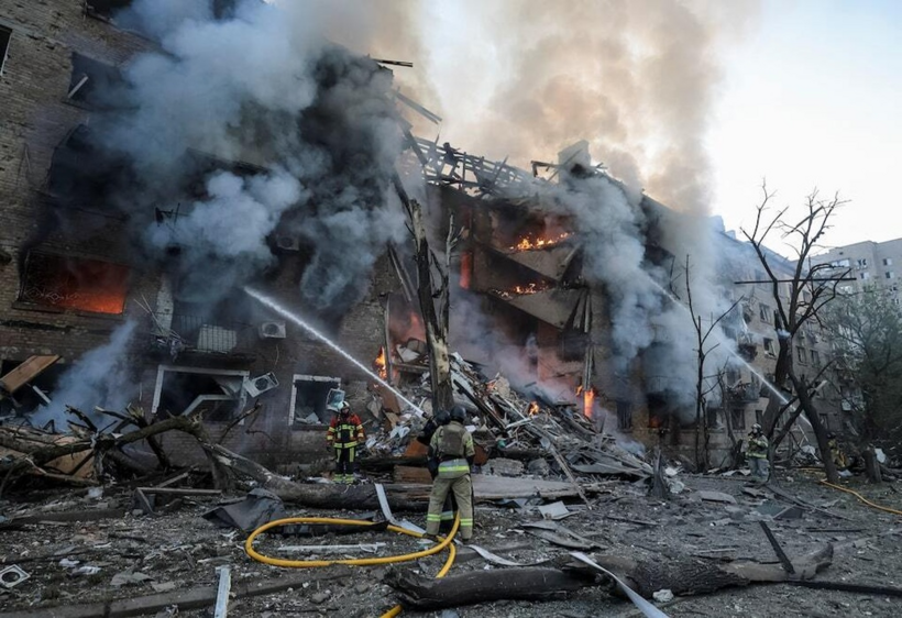 Hiện trường một vụ tập kích ở Ukraine. Ảnh: Reuters