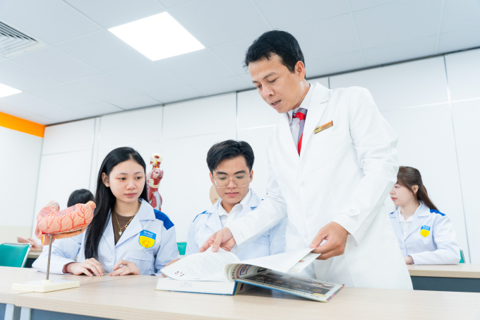 Giờ học của sinh viên khối ngành Khoa học Sức khỏe của Đại học Công nghệ TP.HCM. Ảnh: HUTECH