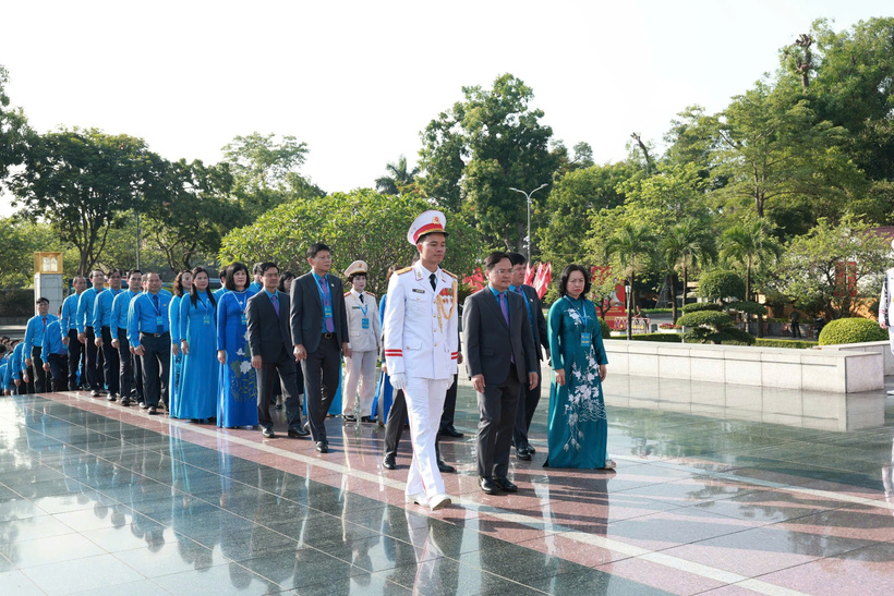 Đoàn đặt vòng hoa, viếng các anh hùng liệt sĩ tại Đài tưởng niệm trên đường Bắc Sơn (Ảnh: Hải Nguyễn).