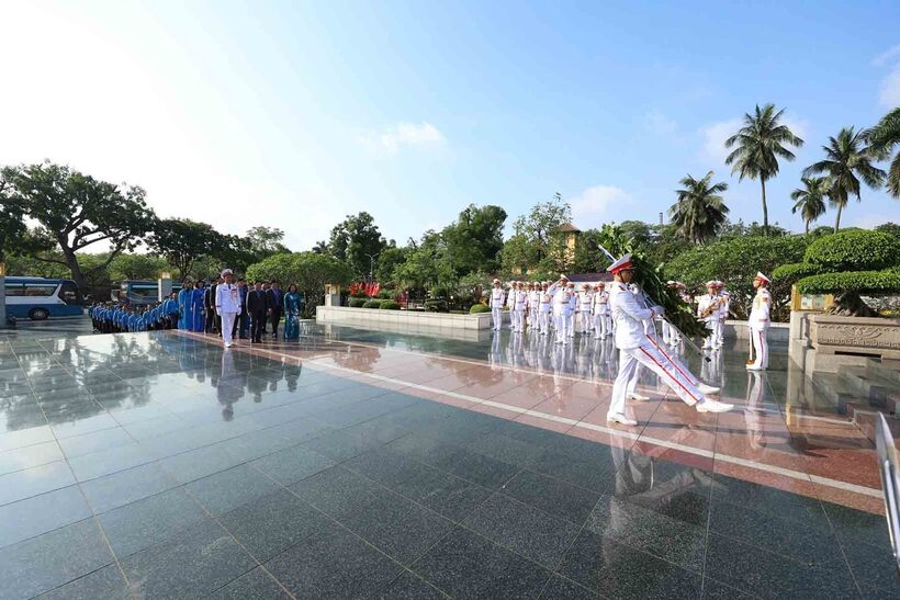 Đoàn đặt vòng hoa, viếng các anh hùng liệt sĩ tại Đài tưởng niệm trên đường Bắc Sơn (Ảnh: Hải Nguyễn).
