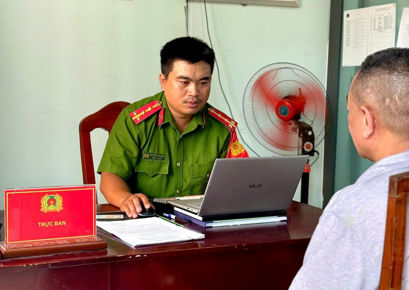 Trực ban Công an phường Phú Thủy tiếp nhận, hỗ trợ người dân nhận lại số tiền chuyển nhầm. (Ảnh: Công an tỉnh Lâm Đồng)