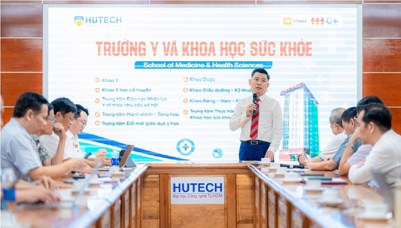 PGS.TS.BS Nguyễn Thanh Hiệp, Hiệu trưởng Trường Y và Khoa học sức khỏe HUTECH, giới thiệu về các ngành nghề đào tạo và chiến lược phát triển của trường - Ảnh: XUÂN DUNG
