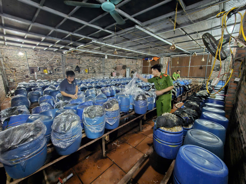 Lực lượng chức năng kiểm tra tại cơ sở sản xuất của Lê Thị Hoan. (Ảnh: Bộ Công an)