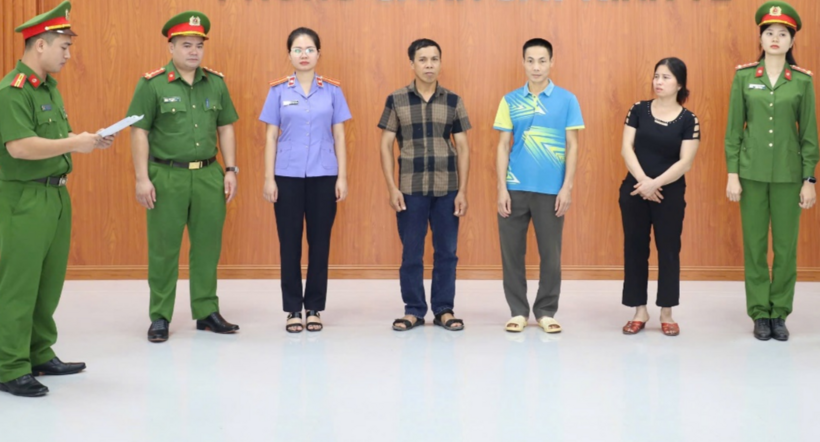 Cơ quan Cảnh sát điều tra Công an tỉnh Bắc Ninh tống đạt quyết định và lệnh đối với: Chu Trọng Hân (áo sơ mi kẻ), Thân Văn Trưởng (áo phông xanh) và Lê Thị Hoan. (Ảnh: Bộ Công an)