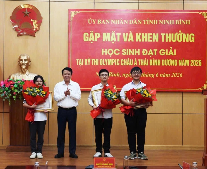 Chủ tịch UBND tỉnh Ninh Bình trao Bằng khen và tặng hoa chúc mừng các em học sinh đoạt huy chương bạc. (Ảnh: Sở GD&ĐT Ninh Bình)