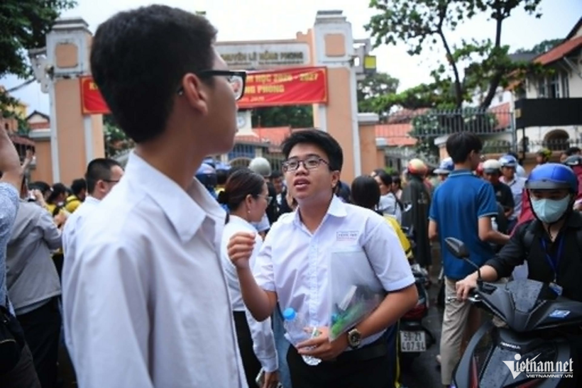 Các thí sinh dự thi chuyên Vật lý tại Trường THPT Chuyên Lê Hồng Phong ra về muộn sau khi được gia hạn thêm 15 phút làm bài. Ảnh: Tuấn Hùng