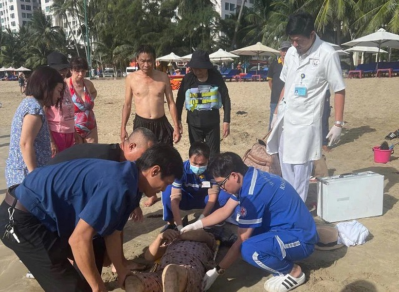 Cụ bà được đưa đến Bệnh viện đa khoa Khánh Hòa kiểm tra, theo dõi tình trạng sức khỏe. (Ảnh: Thanh niên)