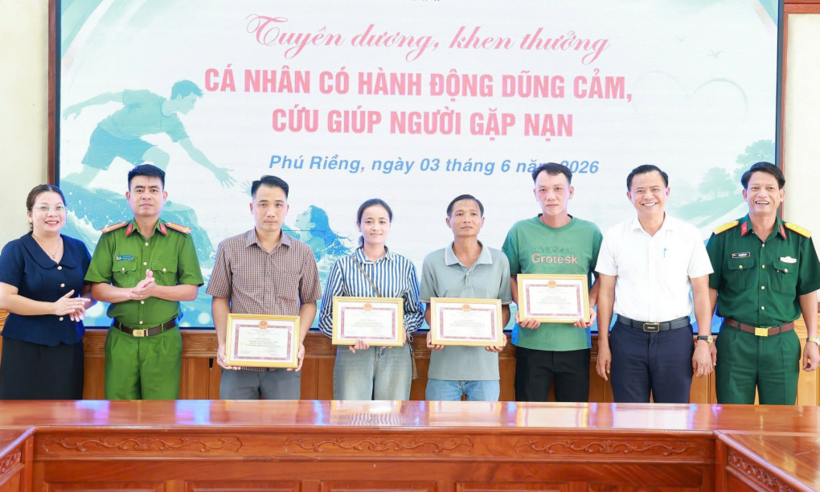 Những người cứu nạn được khen thưởng. (Ảnh: VnExpress)