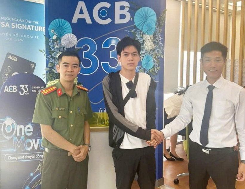 Phòng An ninh kinh tế, Công an tỉnh Ninh Bình phối hợp hỗ trợ, xác minh trao trả lại tiền do người dân chuyển khoản nhầm. (Ảnh: Công an tỉnh Ninh Bình)
