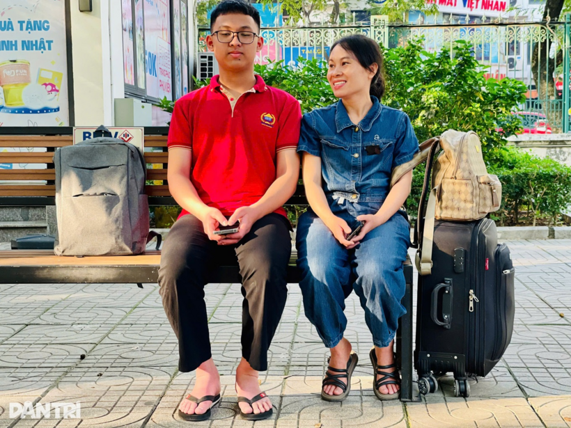 Nam sinh và mẹ từ Hưng Yên đến Hà Nội tham dự kỳ thi vào lớp 10 THPT chuyên Sư phạm. Ảnh: Dân trí