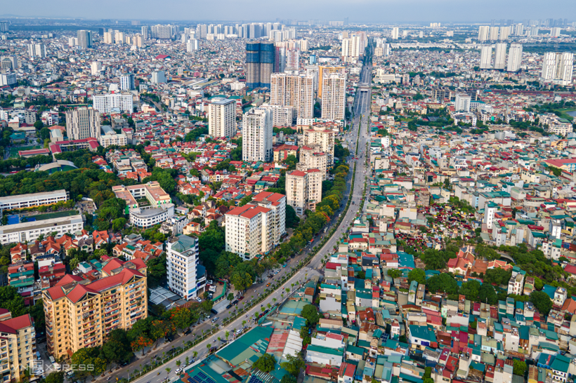 Vành đai 2,5 Hà Nội dài 19,64 km, bắt đầu từ khu đô thị Ciputra, kết thúc tại nút giao vành đai 3 gần cầu Thanh Trì. Tuyến đường có mặt cắt quy hoạch rộng 40-50 m, được chia thành 13 đoạn, triển khai bằng nhiều hình thức và nguồn vốn. Đến nay, khoảng 7,6 km đã hoàn thành theo quy hoạch, 9,36 km đang được đầu tư xây dựng. Trong ảnh là đoạn từ khu vực Đầm Hồng hướng về đường Lĩnh Nam và cầu Thanh Trì vừa được đưa vào khai thác./ Theo VnExpress.
