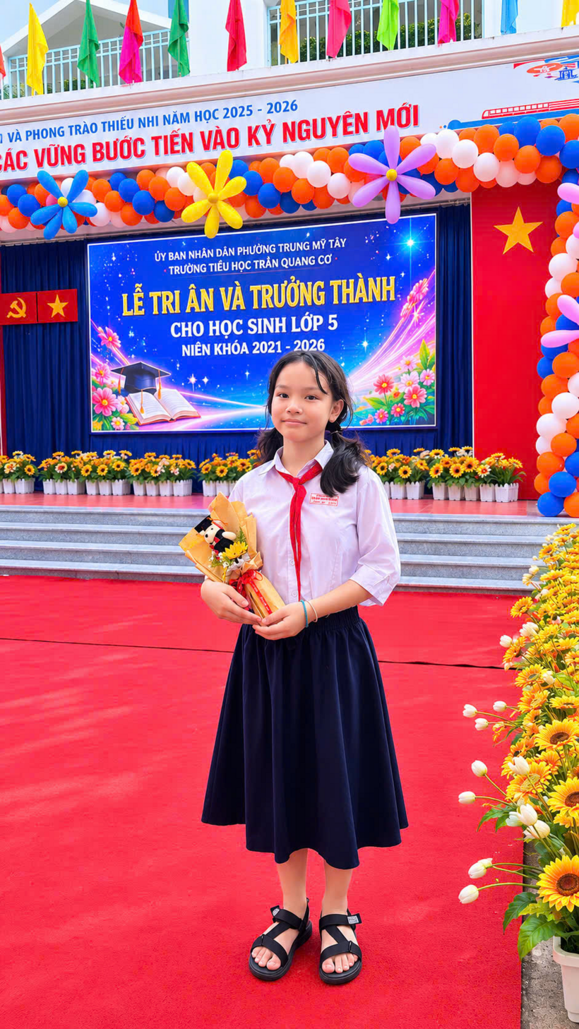 Nguyễn Ngọc Thy được vinh danh thành tích học tập xuất sắc trong ngày lễ tri ân và trưởng thành của Trường tiểu học Trần Quang Cơ. ẢNH: NGỌC THÚY