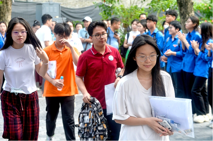 Thí sinh dự thi vào lớp 10 ở Hà Nội - Ảnh: PHÚC TÀI
