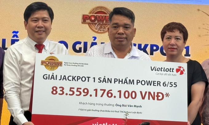 Anh Bùi Văn Mạnh (giữa) nhận Jackpot hơn 83 tỷ đồng, chiều 5/6. Ảnh: Anh Tú