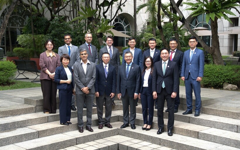 Lãnh đạo Petrovietnam và ADB tại buổi làm việc