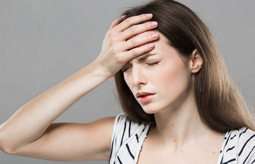 Đau đầu dữ dội là dấu hiệu điển hình khi nghi ngờ mắc tai biến mạch máu não